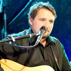 Acoustic Guitarist